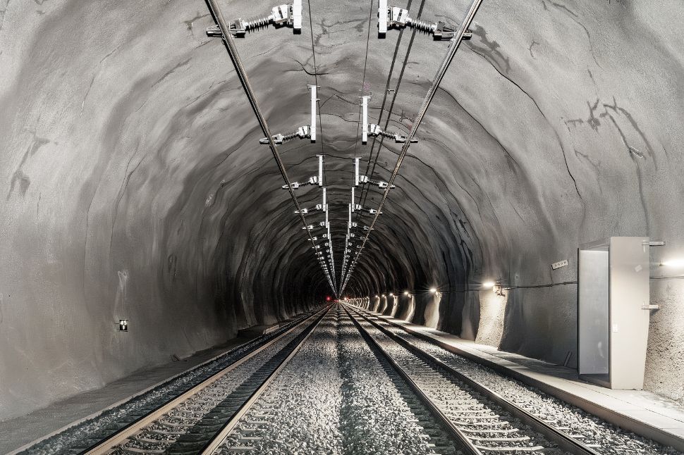 Neue Deckenstromschiene im Vereinatunnel und den Verladestationen der RhB