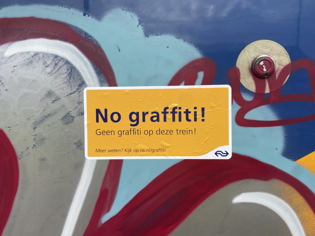 NS uses stickers and drones against graffiti on trains