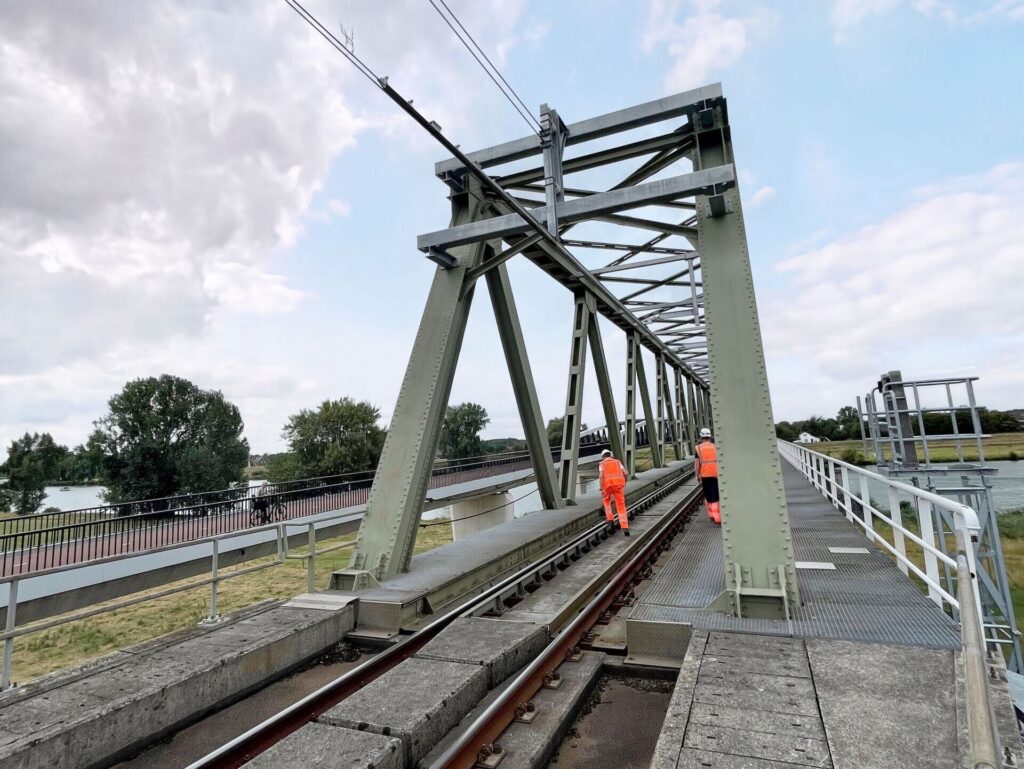 Deckenstromschienensystem auf Brücke über die Maas in den Niederlanden installiert