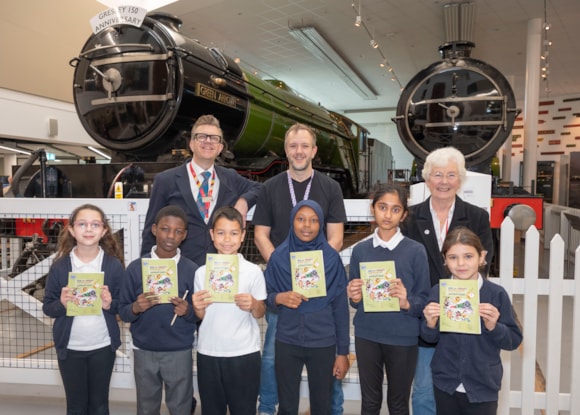 Stuart Thomas, LNER, Phil Sheppard, NLT, Mayor Ros Jones, Children from Atlas Academy